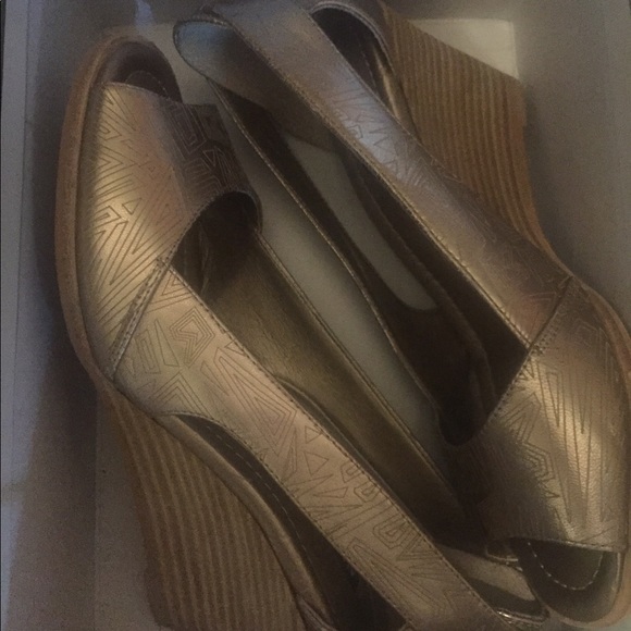 Alex Marie Wedge New, Style: Gretchen - Picture 2 of 2